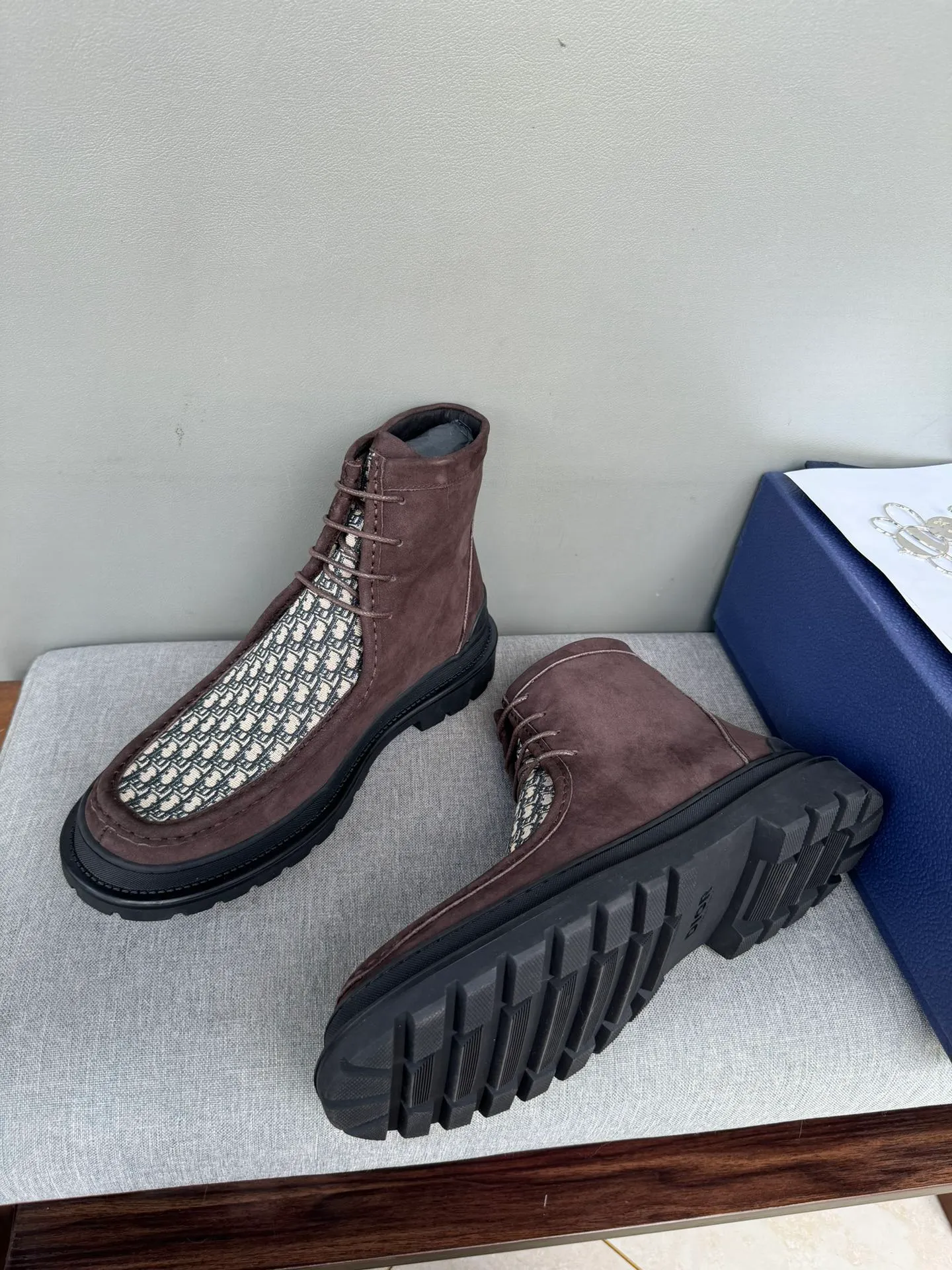 [DIOR] Top P: 1000💰 Number of yards: 39~44 (38.45 custom-made, non-refundable) Dior Dior~ Winter series, original 1:1 development Casual men's leather shoes Heavy investment, shoes and boots are made of imported cowhide + imported Dior special fabric Not easy to deform black cowhide lining Dior large hardware inlay Original TPU vacuum outsole, black cowhide Black open edge beads Military green suede Black suede Khaki suede leather is crafted by a large factory, and the perfect product is only prepared for you who know your taste! Any comparisons are welcome.